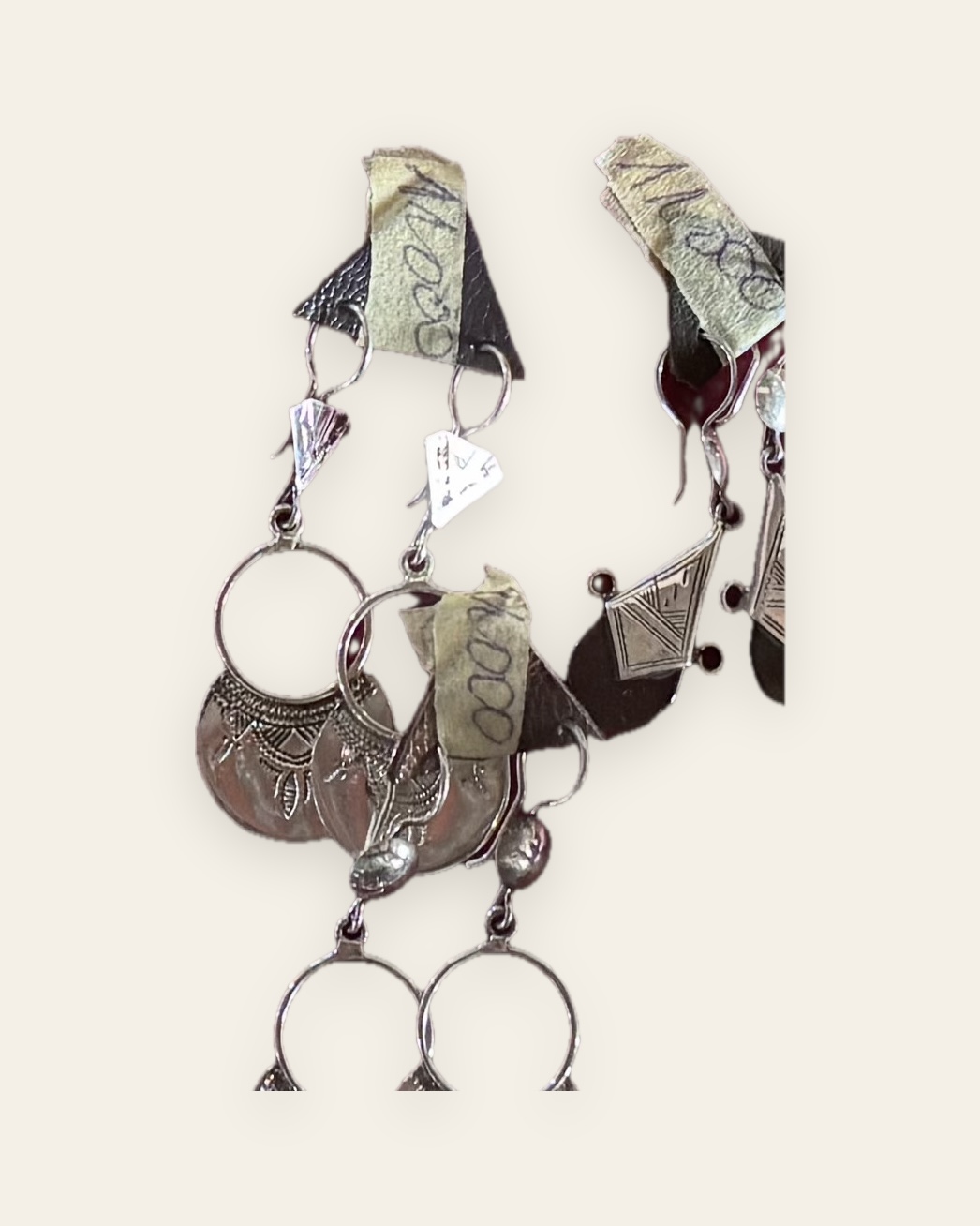 Boucles d'oreilles en métal clair terminées par des cabochons de verre coloré