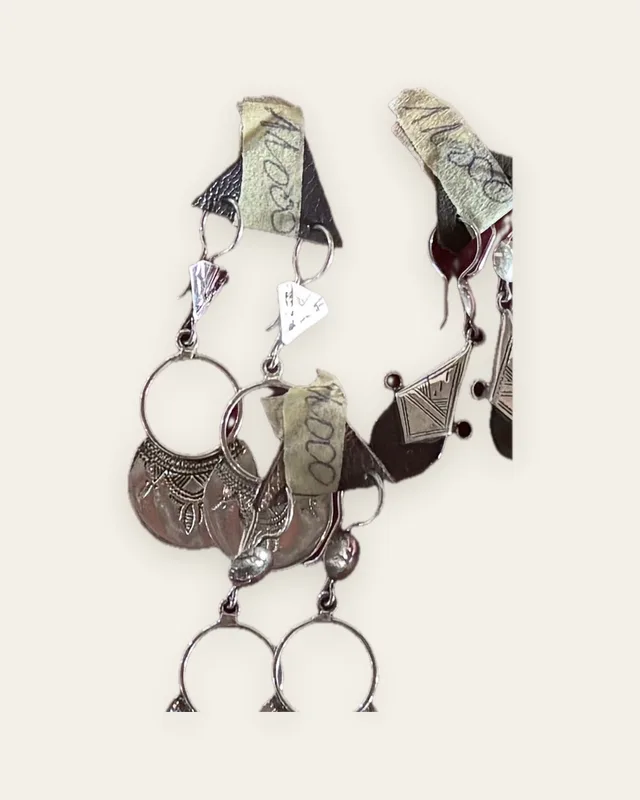 Boucles d'oreilles en métal clair terminées par des cabochons de verre coloré