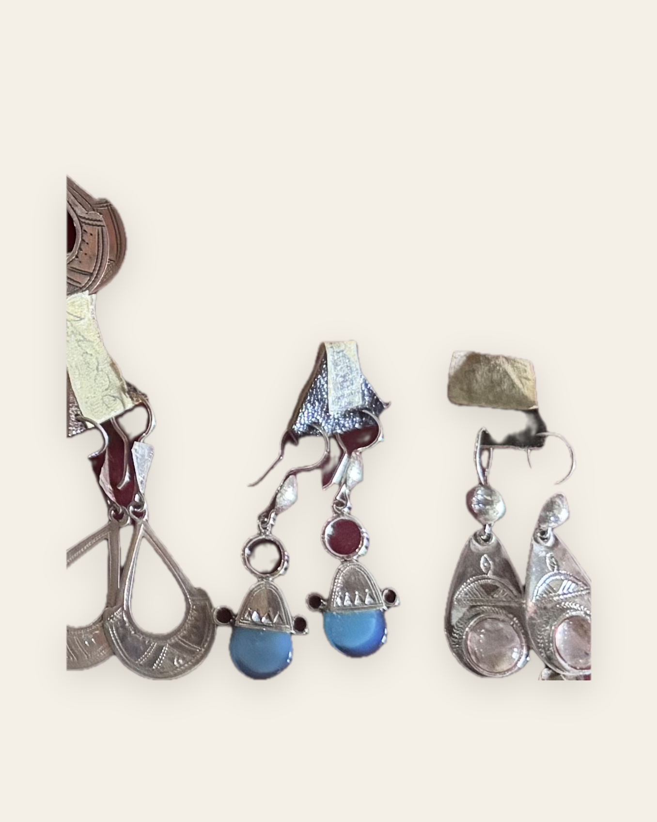 Boucles d'oreilles en goutte, à la surface gravée de traits fins