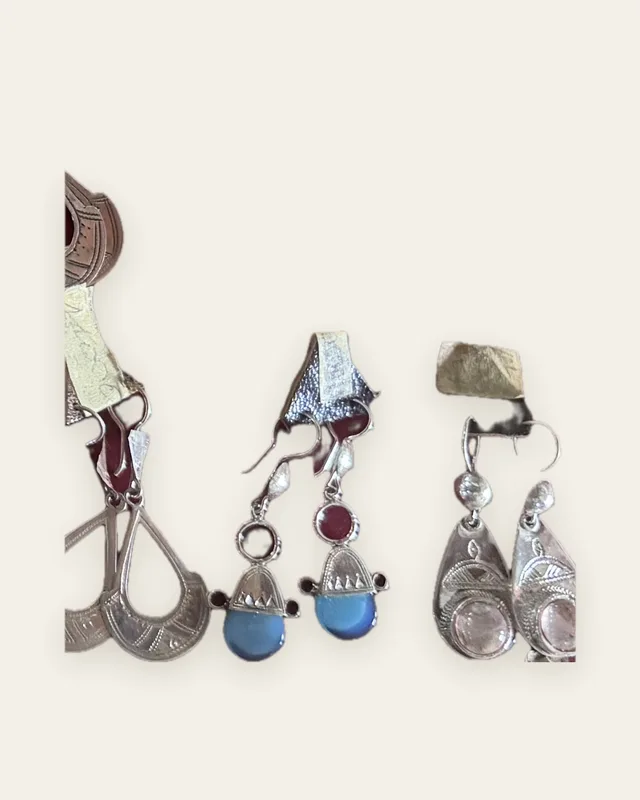 Boucles d'oreilles en goutte, à la surface gravée de traits fins