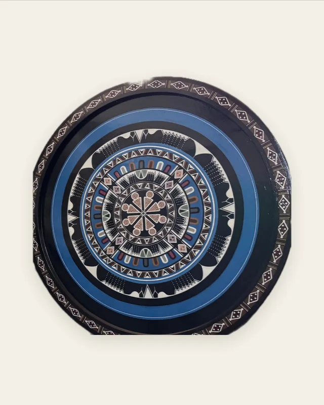 Plat mural en céramique décoré d'anneaux concentriques en camaïeu de bleus