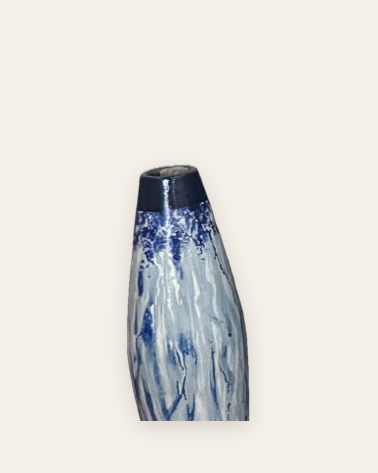 Vase en céramique à l'émail coulant bleu, isolé sur fond clair