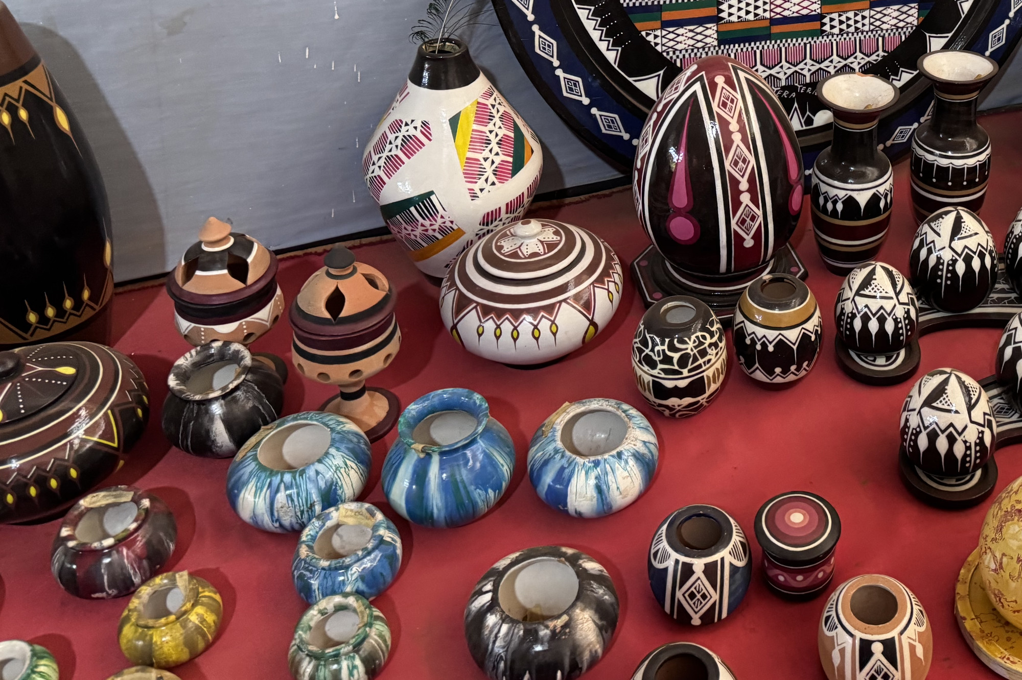 Ensemble de pots et de vases en céramique aux décors géométriques peints