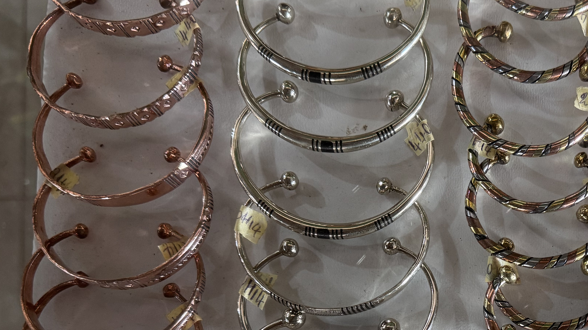 Rangées de bracelets joncs en cuivre et en métal argenté