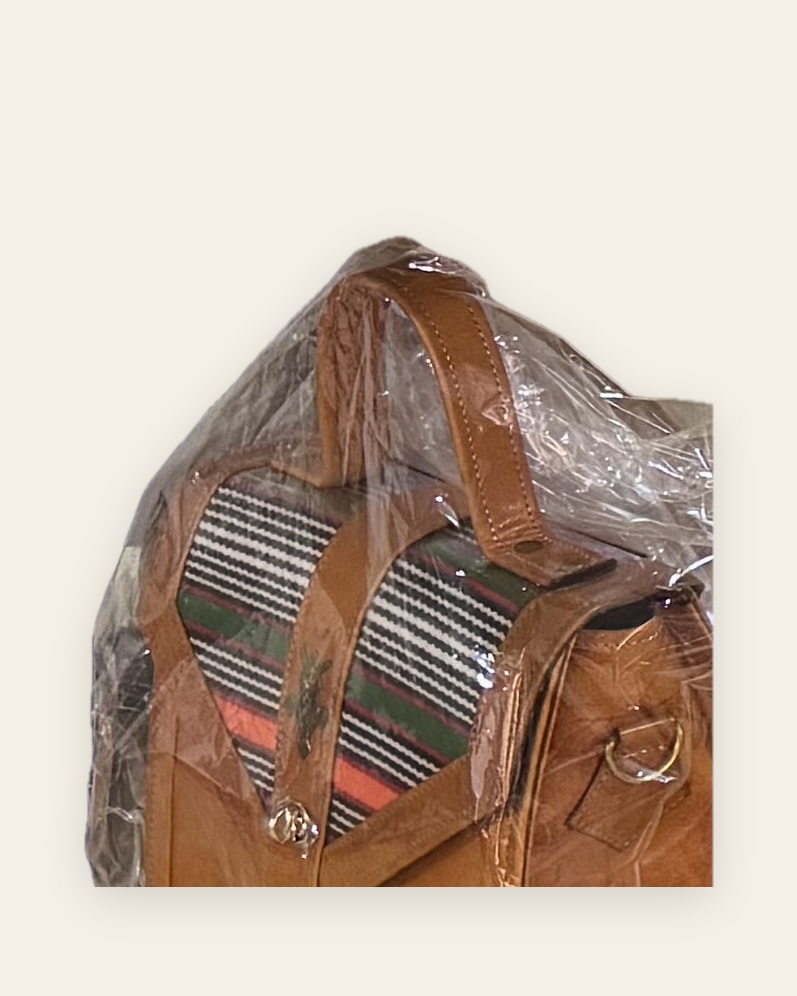 Sac souple en cuir fauve avec soufflets latéraux et fermeture à lanière