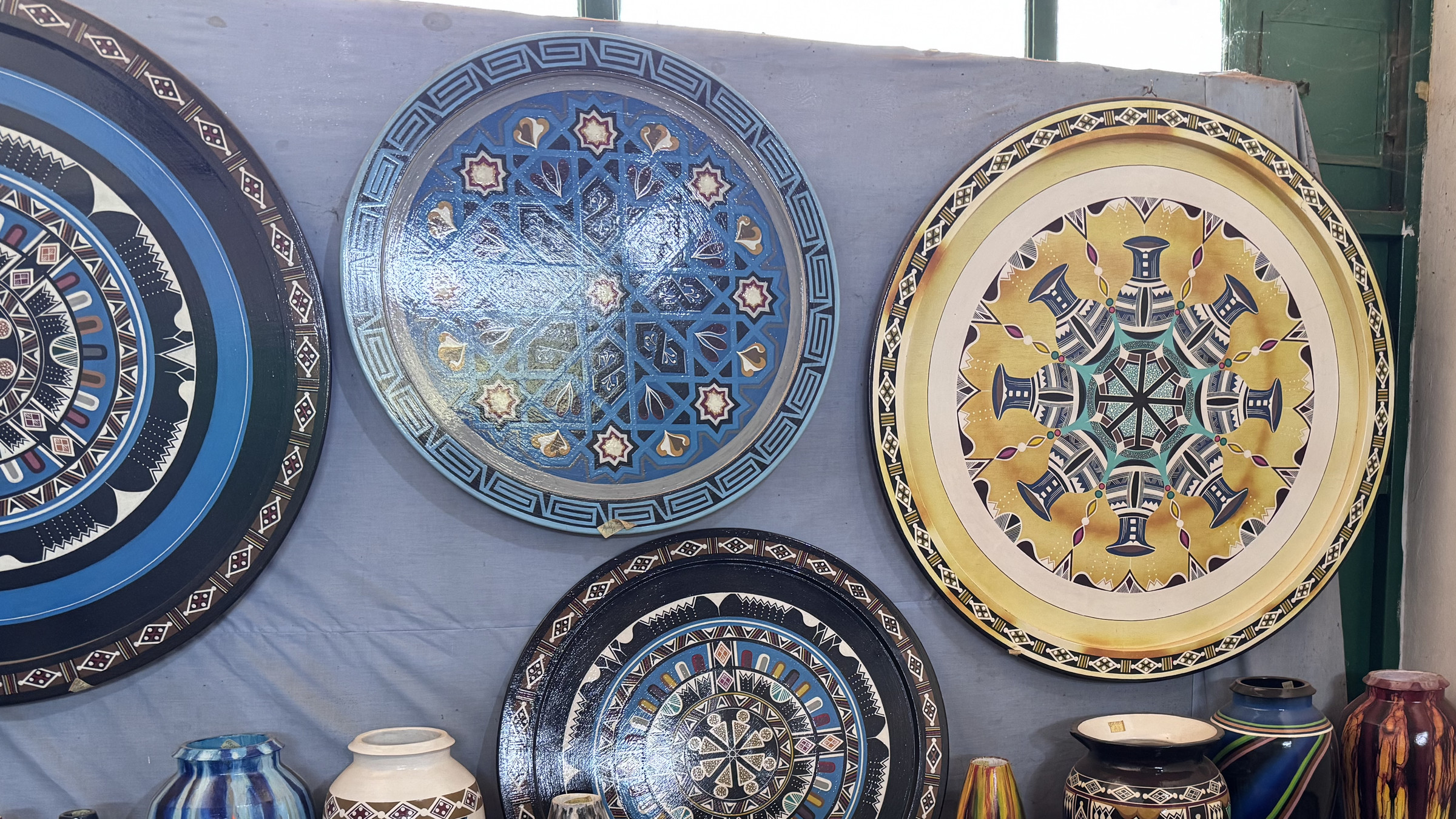 Plats muraux en céramique aux décors géométriques, accrochés côte à côte