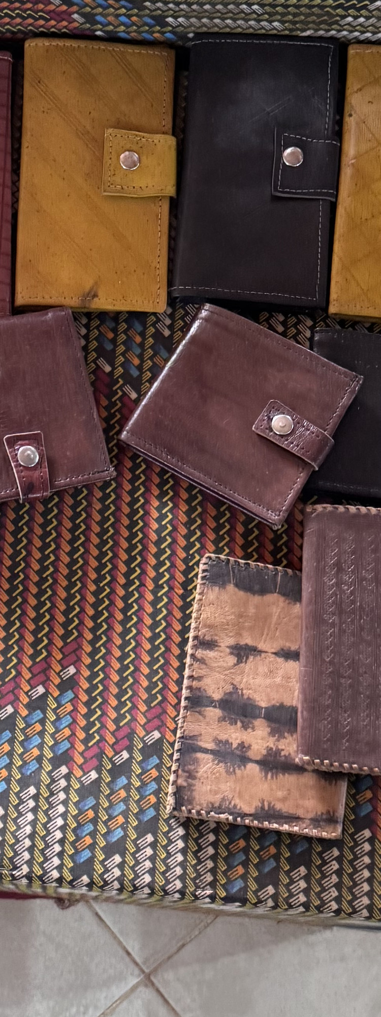 Portefeuilles en cuir de différentes teintes, posés côte à côte